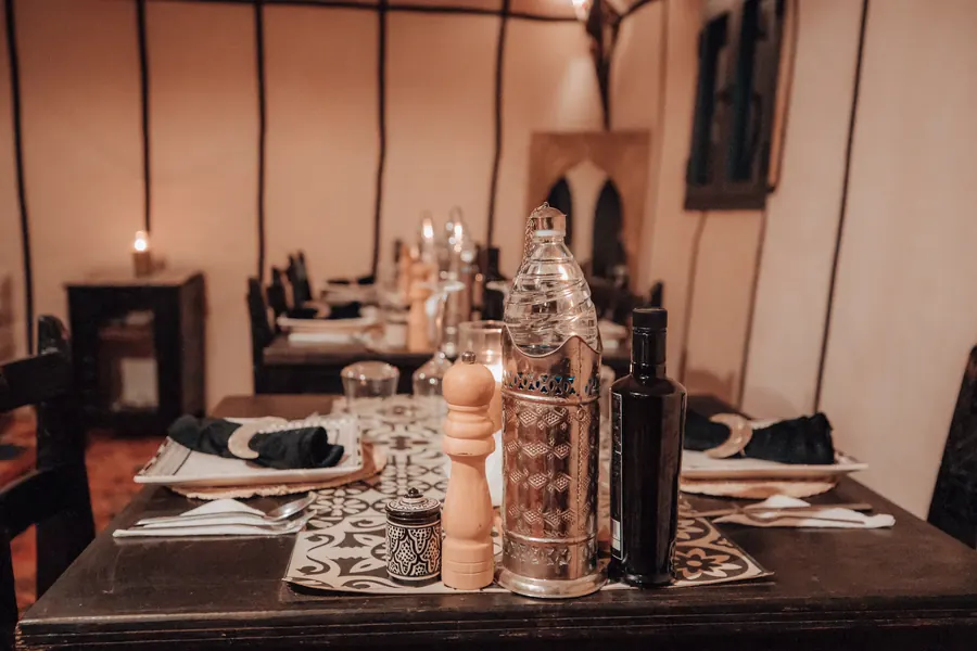 Mesa marroquí servida con tayines y té con menta